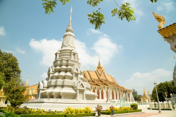 In zona de nord a palatului intalnim unul din putinele temple ramase intacte in timpul regimului khmerilor rosii-Pagoda de Argint