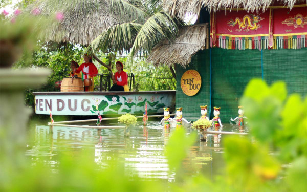 Incheiem ziua cu vizionarea unui spectacol traditional de teatru de papusi pe apa, o forma de arta vietnameza veche de mii de ani.