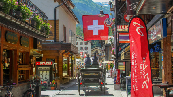 Odata depasite serpentinele, primul canton vizitat este Valais si celebra statiune Zermatt (1.606 m) la poalele masivului Matterhorn (4.478 m).