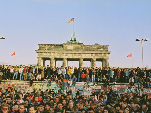 Faimosul Zid al Berlinului care obisnuia sa imparta orasul in doua parti distincte, despartind aproape 30 de ani familii si prieteni.